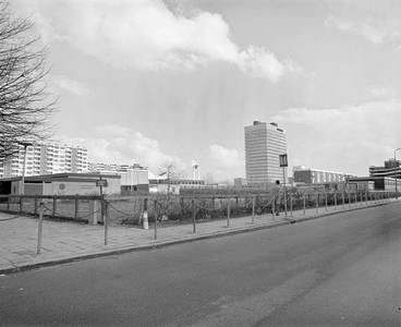 880584 Gezicht op de schoolgebouwen van de Christelijke Kleuterschool 'De Zonnebloem' en de Lukasschool voor ...